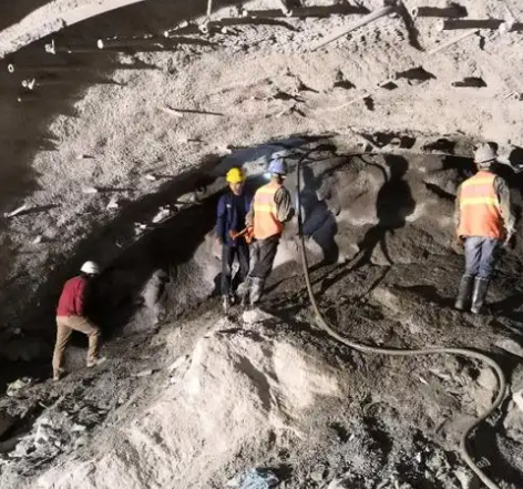 沅陵拱顶带模注浆料的施工流程及注意事项